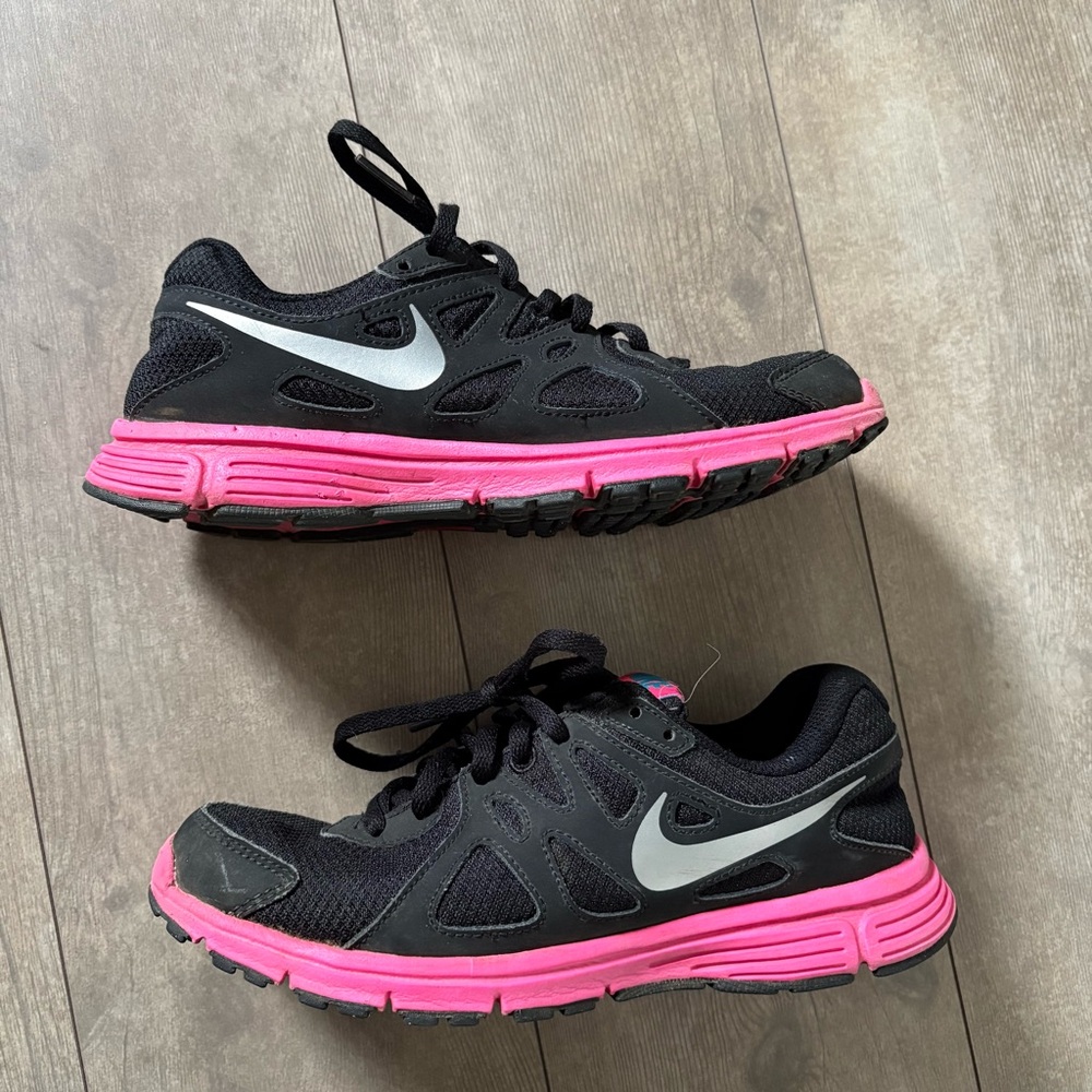 Nike Women's Black and Pink Running Shoes